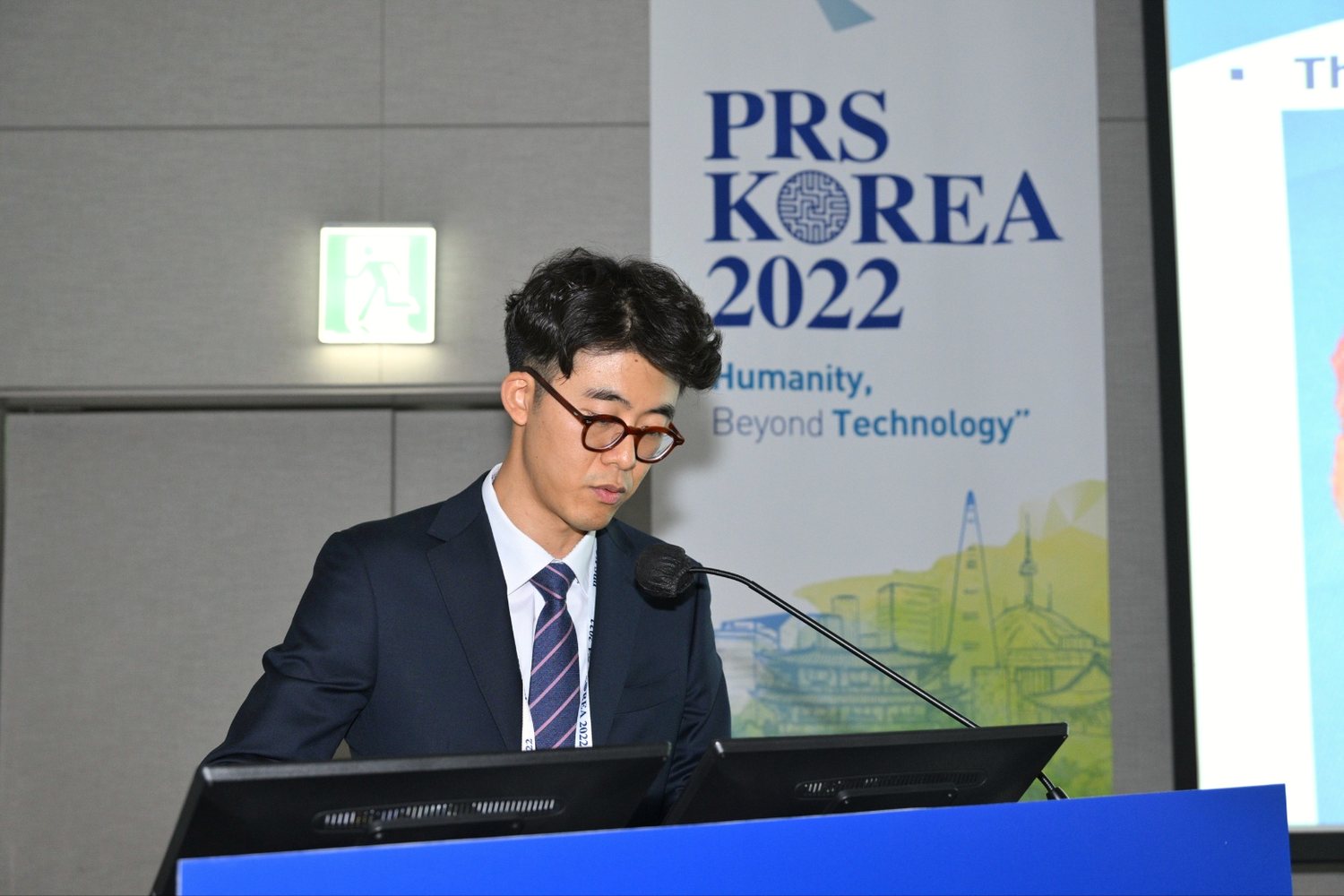 학회에서 발표하는 원장